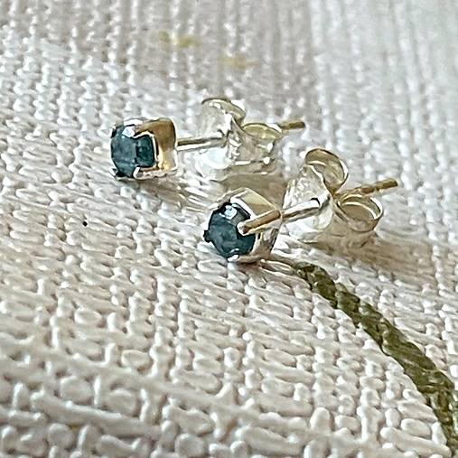 Blue Diamond Ag925 Stud Earrings / Náušnice s modrým diamantom A0023