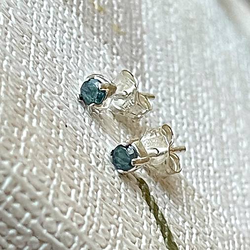 Blue Diamond Ag925 Stud Earrings / Náušnice s modrým diamantom A0023