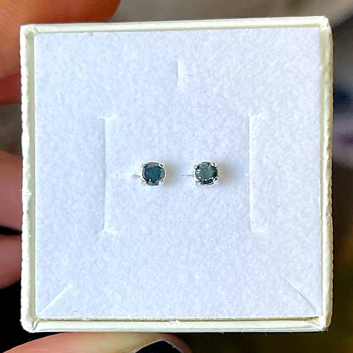 Blue Diamond Ag925 Stud Earrings / Náušnice s modrým diamantom A0023