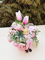 Dekorácie - veľkonočná dekorácia s ružovými tulipánmi a zajačikom - 16313004_