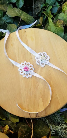 Svadobné pierka - náramok pre družičky  biely s ružičkou - 16313466_