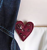 Brošne - vyšívaná bordová brošňa kvietok v srdci - 16315215_