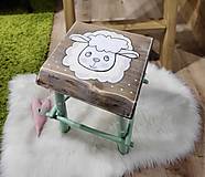 Dekorácie - detský drevený stolček užitočný aj dekoračný - 16313385_
