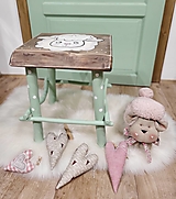 detský drevený stolček užitočný aj dekoračný