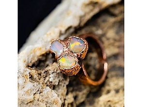 Prstene - medený prsteň so surovými etiópskymi opálmi - 16313364_