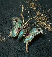 Brošne - Motýlia brošňa s labradoritom a granátom, jedinečná šperkárska špecialita - 16316005_