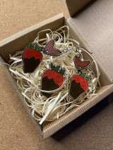 Sady šperkov - Valentínska sada drevených náušníc a brošne JAHODY V ČOKOLÁDE - 16315451_