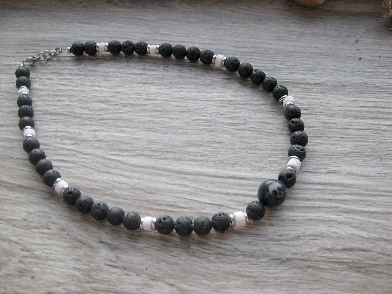 Pánsky náhrdelník z minerálov - chirurgická oceľ (s lávou, korálkou s lebkou, č. 3847)