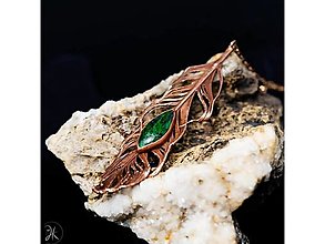 Náhrdelníky - Medený prívesok - pierko so zeleným kameňom - 16316156_