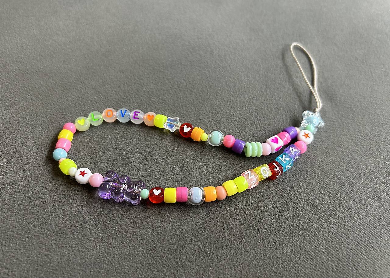 Korálková šnúrka/retiazka na mobil s iniciálami