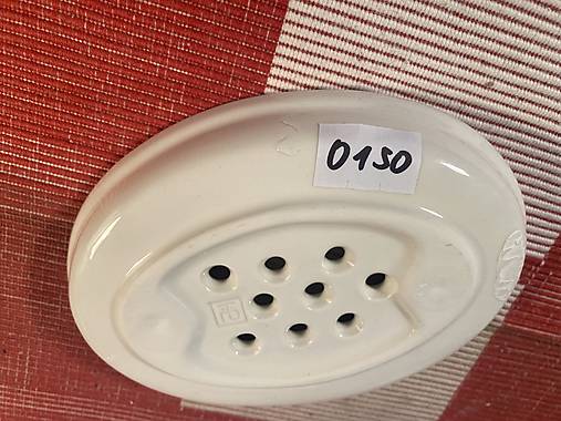 Nádoby - Ručně vyráběný porcelánový Mýdelník bílý - vada na kráse (0150-trojtečka list) - 16319165_