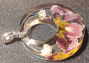 Náhrdelníky - Přívěsek na krk s živým květem trvale uchovaným v živici - 16318142_