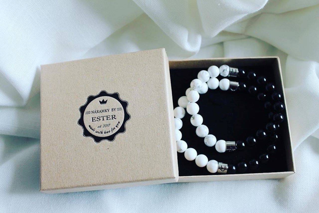 Black and White _partnerské _iniciálka