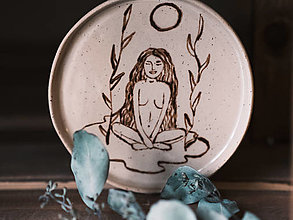Nádoby - Malovaný talíř menší (Žena v Zenu) - 16325962_