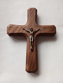 Dekorácie - Krížik z orechového dreva  (S korpusom Ježiša Krista) - 16325452_