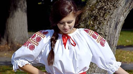 Blúzky a košele - Ručne vyšívaná blúzka – Detva 2 - 16324156_