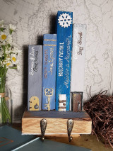 Dekorácie - Vešiaky na kľúče pre milovníkov kníh (Modrá) - 16325770_