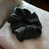 Saténová scrunchie gumička (čierna)