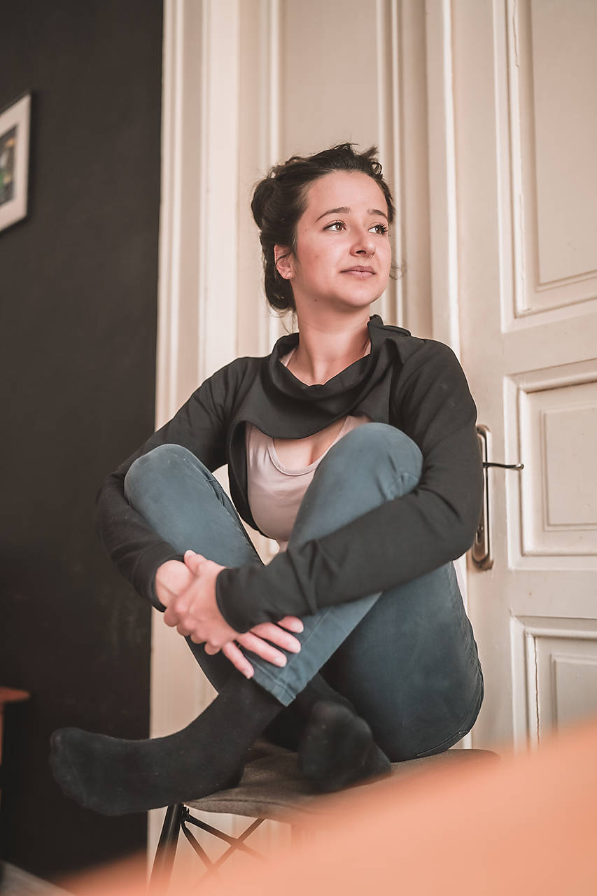 Čierne asymetrické bolero