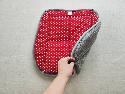 Úžitkový textil - Vlnienka Hrejivý sedák do auta 100 % MERINO Top Super wash Grey proti prechladnutiu a prehriatiu Bodka červená - 16328028_