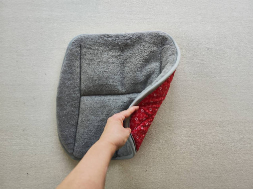 Úžitkový textil - Vlnienka Hrejivý sedák do auta 100 % MERINO Top Super wash Grey proti prechladnutiu a prehriatiu Kvietky červená - 16328076_