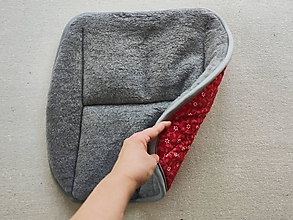 Úžitkový textil - Vlnienka Hrejivý sedák do auta 100 % MERINO Top Super wash Grey proti prechladnutiu a prehriatiu Kvietky červená - 16328076_