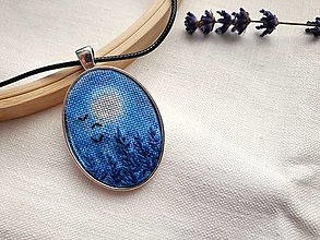 Náhrdelníky - Akvarelový náhrdelník s ručnou výšivkou Modrý spln - 16327909_