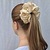 Ozdoby do vlasov - Veľká scrunchie gumička do vlasov Pivonka MAXI 3D bodka - 16327052_