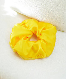 Ozdoby do vlasov - Saténová scrunchie gumička (žltá) - 16326231_