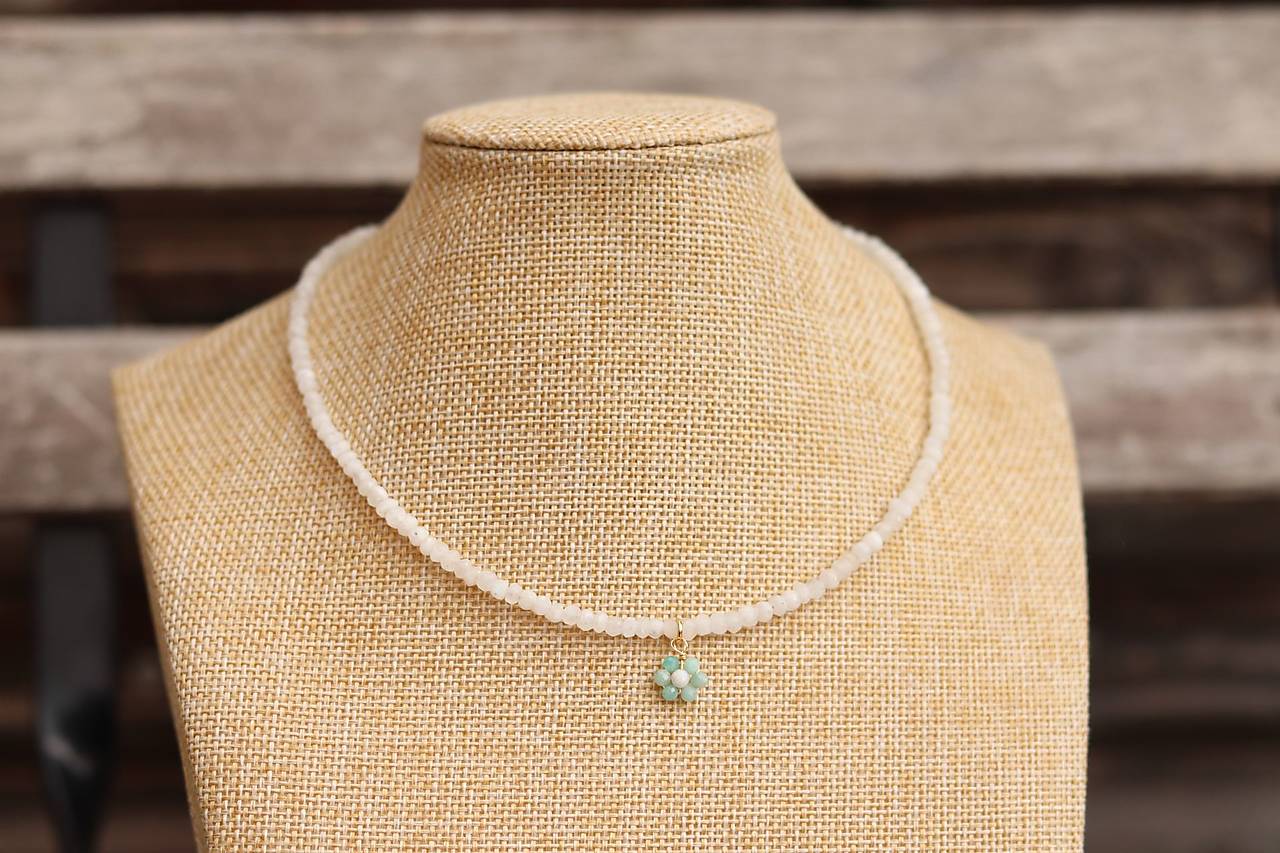 Choker mesačný kameň s kvetinkou