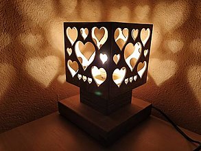 Svietidlá a sviečky - Drevená stolná lampa – tienidlo  “ Srdiečka “ - 16334250_