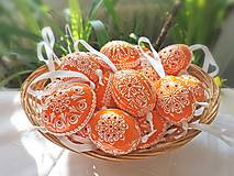 Dekorácie - Oranžovo-biele madeirové kraslice na zavesenie - 16333135_