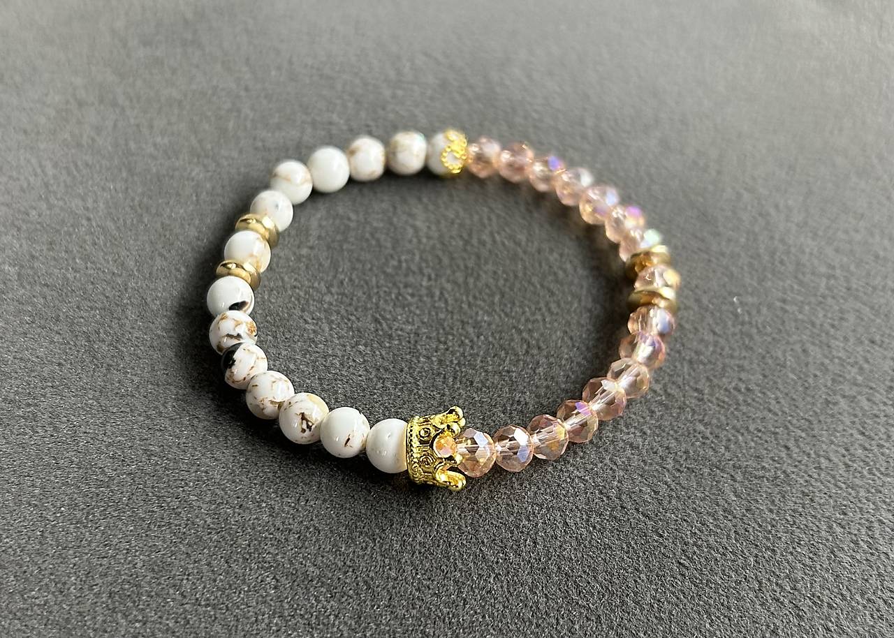 Korálkový náramok biely howlit + hematit s korunkou