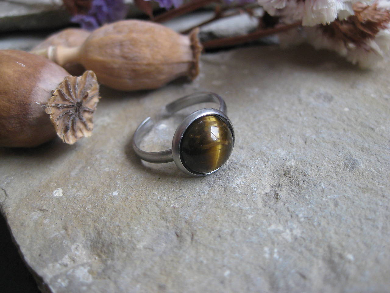 Prsteň s minerálom 10 mm - chirurgická oceľ (s tigrím okom, č. 3857)