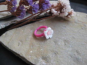 Detské doplnky - Detský plastový prsteň s kvietkom, rôzne farby (tmavo ružový) - 16337011_