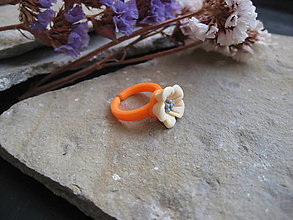 Detské doplnky - Detský plastový prsteň s kvietkom, rôzne farby (oranžový) - 16337013_