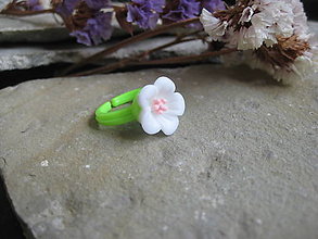 Detské doplnky - Detský plastový prsteň s kvietkom, rôzne farby (zelený) - 16337016_