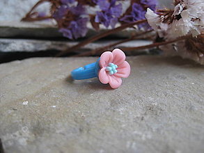 Detské doplnky - Detský plastový prsteň s kvietkom, rôzne farby (modrý) - 16337029_