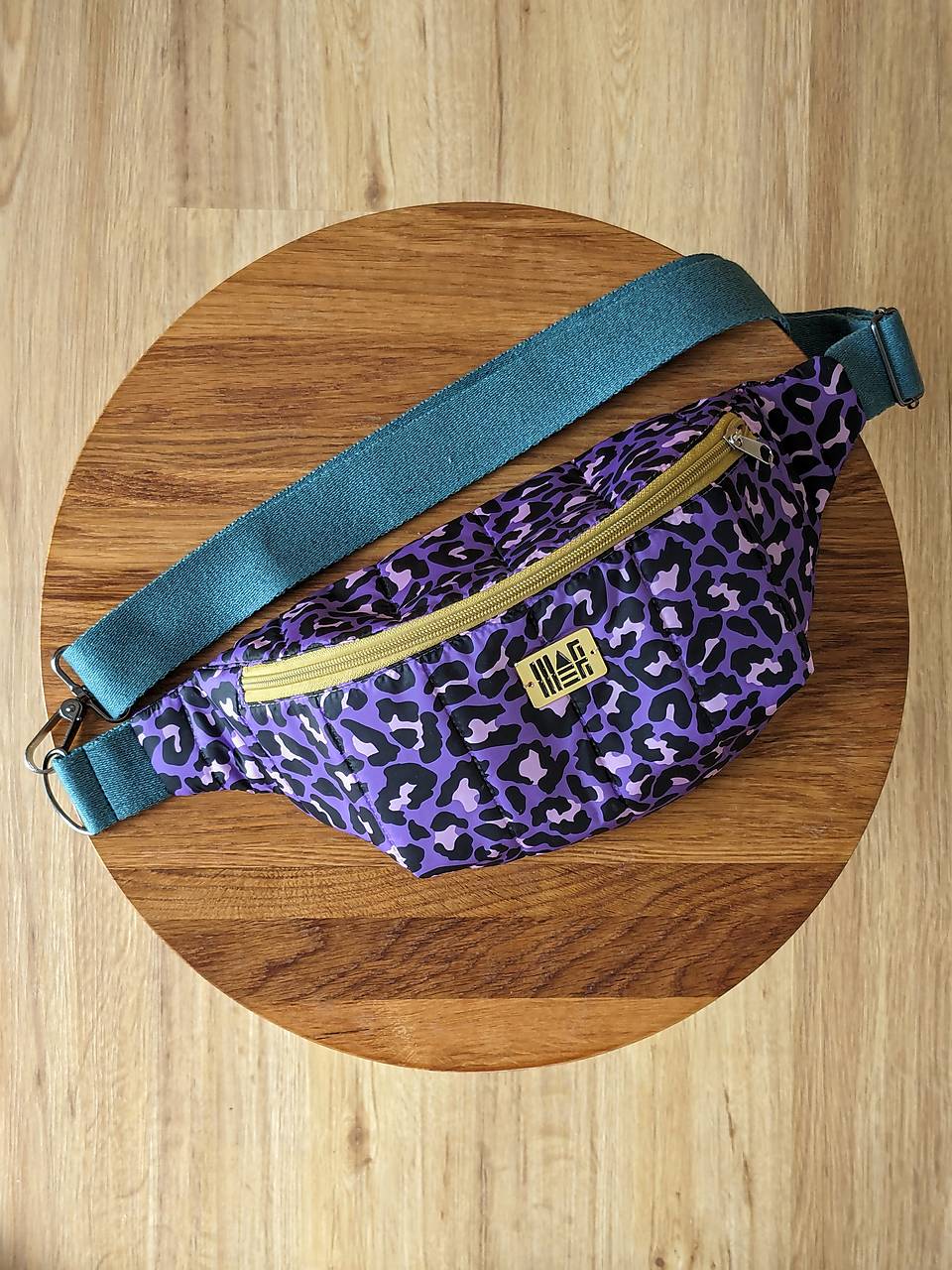 Prešívaná ľadvinka leopard - fialová, veľkosť L