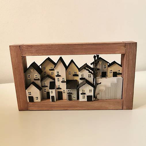 Drevený obrázok s bielymi domčekmi