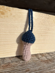 Náhrdelníky - háčkovaný náhrdelník houbička (Modrá) - 16335606_