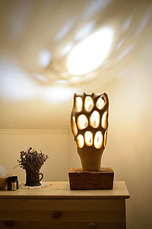 Svietidlá - drevená stolná lampa - 16334944_