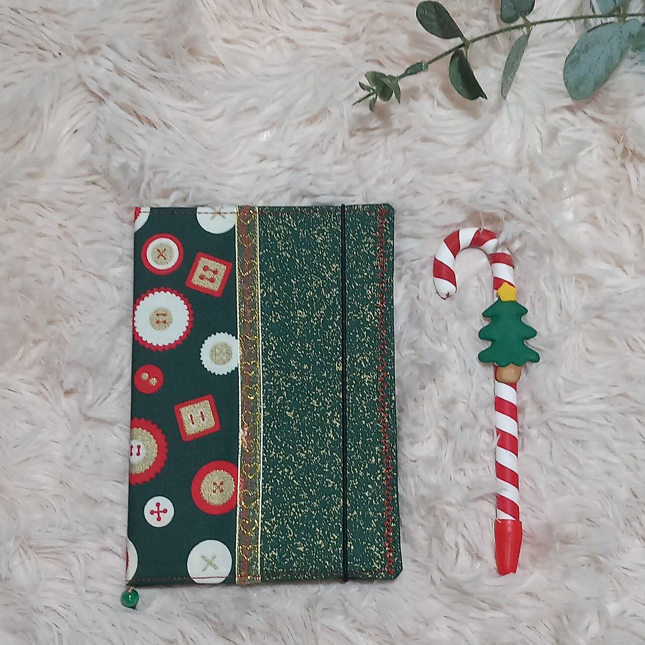 Diár  na rok 2026 TÝŽDENNÝ (Zeleno - zlatá gombičky)