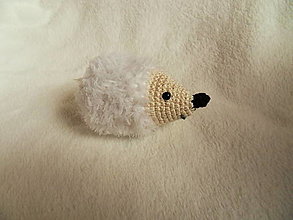 Hračky - Mäkučký háčkovaný malý ježko - biely - 16338679_