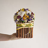darčekový box plný pestrých farebných kvetov vyrobený z prírodných materiálov
