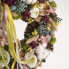 Dekorácie - Prírodný veniec v jarných farbách zo sušených kvetov a prírodného materiálu - 16341689_