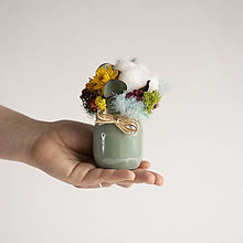 Dekorácie - Ovocno kvetinový aranžmán v poháriku s plameniakom a slamkami (Pestrofarebná) - 16341793_