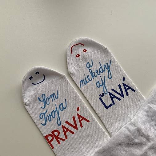 Maľované zamilované ponožky (biele s nápisom: "Som tvoja pravá / a niekedy aj ľavá :)")