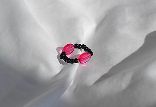 Prstene - Čierny prsteň s ružovými korálkami - 16341176_