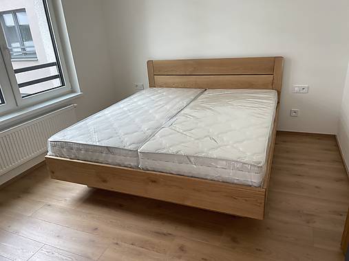 Dubová levitujúca posteľ s úložným priestorom